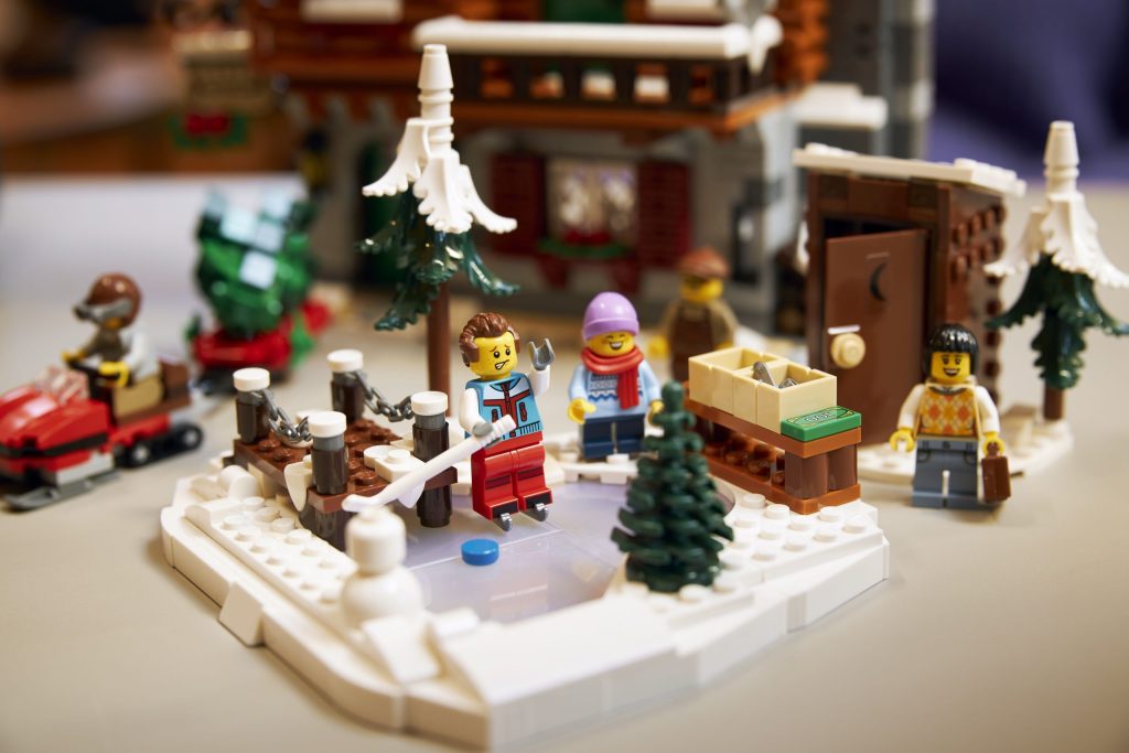 LEGO Icons Alpine Lodge (10325) minifigs